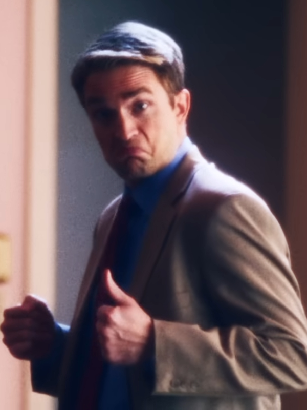 Chris Hansen tan two-piece look